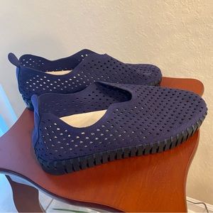 French Comfort - Boynton Women's Navy Shoe Size
US 8.5/EU 39